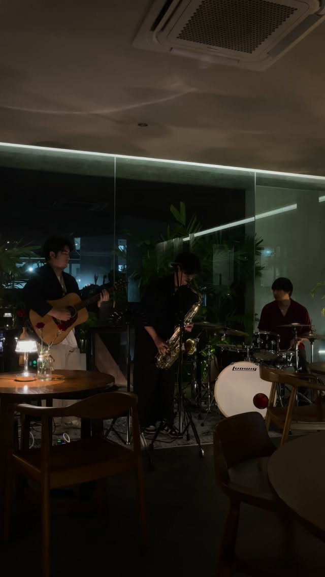 ดนตรีสดยามค่ำในร้าน Cannes & Co.